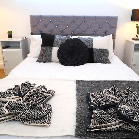 New Sunset Square Eastbourne 2 Bed Apartment, Long Stay Welcome מראה חיצוני תמונה