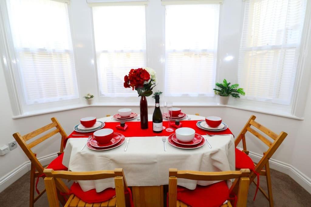 New Sunset Square Eastbourne 2 Bed Apartment, Long Stay Welcome מראה חיצוני תמונה
