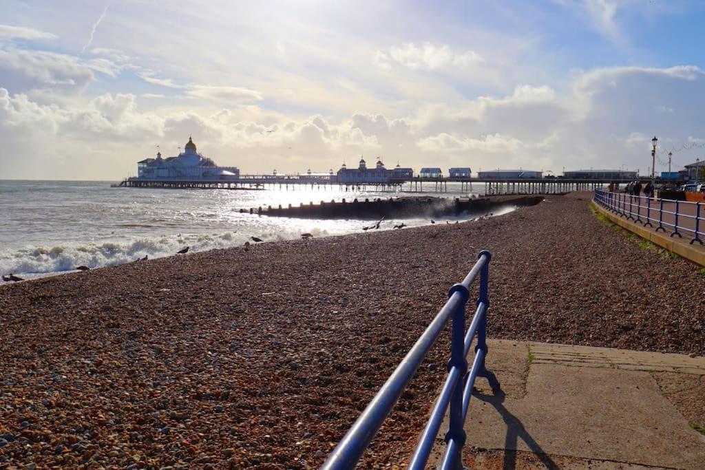 New Sunset Square Eastbourne 2 Bed Apartment, Long Stay Welcome מראה חיצוני תמונה