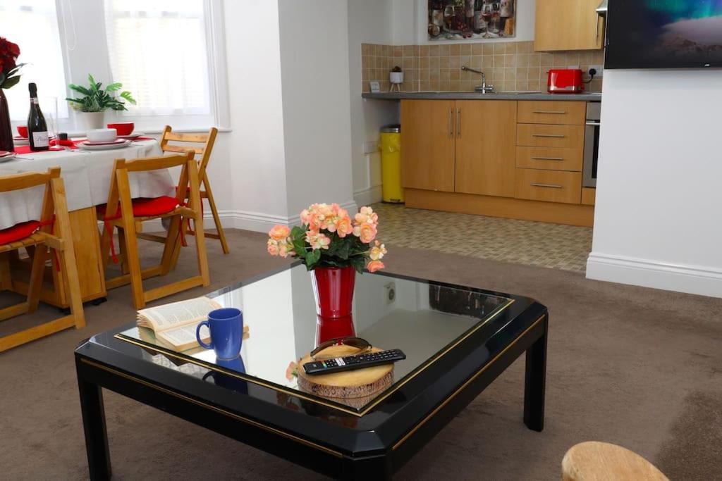 New Sunset Square Eastbourne 2 Bed Apartment, Long Stay Welcome מראה חיצוני תמונה